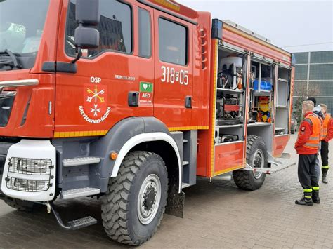 zdjęcie nowego, średniego wozu ratowniczo-gaśniczego 4x4 przekazywanego jednostce OSP