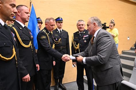 Zdjęcie przedstawiające wręczenie odznaczeń i medali strażakom OSP Gąbin