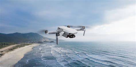 Dron w locie nad obszarem leśnym podczas akcji poszukiwawczej