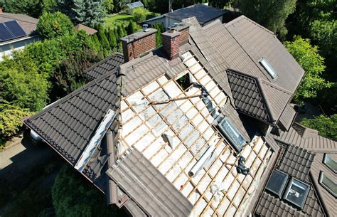 nagranie wideo z drona pokazujące uszkodzenia dachu domu po pożarze