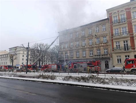 Akcja ratunkowa straży pożarnej w Łodzi przy kamienicy objętej pożarem