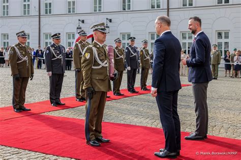 zdjęcie prezydenta wręczającego awanse generalskie strażakom