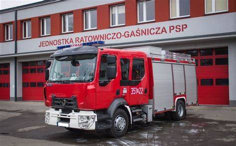 Przykład numeru operacyjnego i oznaczeń na polskim wozie strażackim
