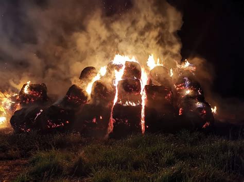 zdjęcie płonących bel słomy