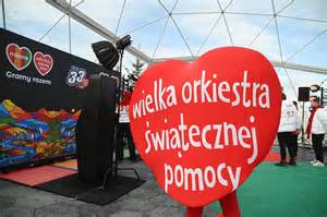 Zdjęcie z finału Wielkiej Orkiestry Świątecznej Pomocy, przedstawiające wolontariuszy i sprzęt strażacki