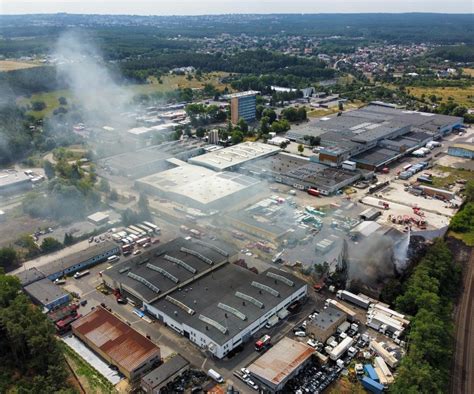 Widok na zniszczenia po pożarze w hali produkcyjnej pieczarkarni