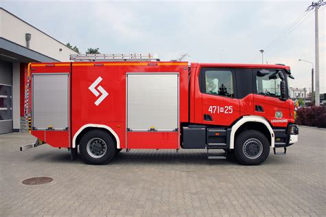 The new Scania fire truck for Komenda Powiatowa PSP Zwoleń, showcasing its specialized equipment layout