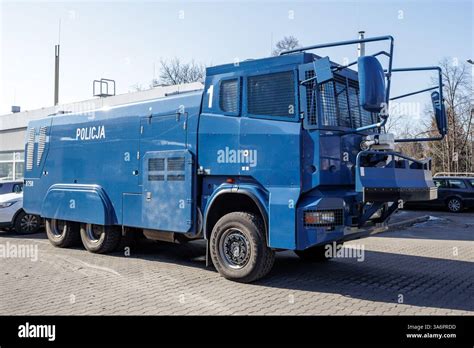 schemat budowy wozu strażackiego Dickie Toys z zaznaczonymi kluczowymi elementami: wysuwane ramię, armatka wodna, pilot sterowania