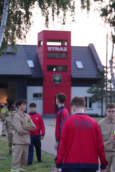 Zdjęcie strażnicy OSP w Ossowie z lat 70. lub 80. z samochodami STAR.