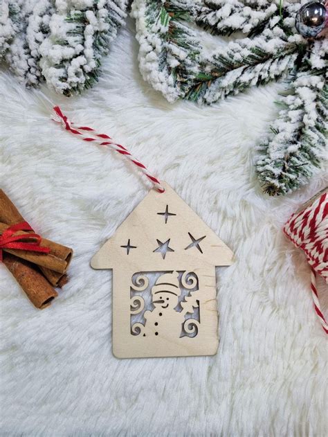 Zdjęcie elektronicznej tarczy nalewowej w kształcie domku, prezentujące jej estetyczny wygląd.