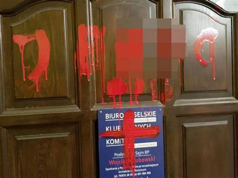 Zniszczone drzwi biura poselskiego po ataku podpalacza