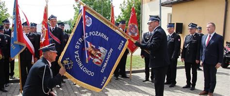 Zgromadzeni strażacy i goście podczas uroczystości nadania sztandaru OSP