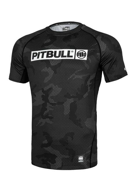 kolaż zdjęć przedstawiający różnorodność odzieży ulicznej PitBull West Coast - od t-shirtów z grafikami po minimalistyczne bluzy