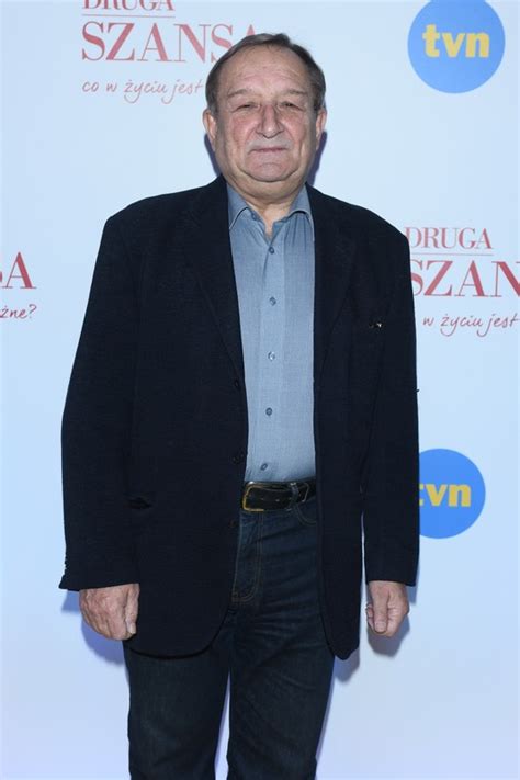 Młody Kazimierz Kaczor w stroju lalkarza na scenie teatru