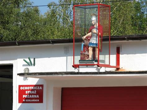 Figura Świętego Floriana przed remizą OSP