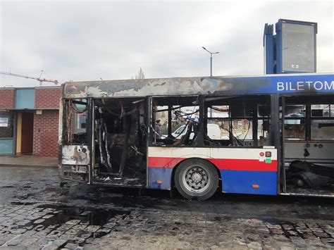 Zniszczony autobus komunikacji miejskiej po pożarze na pętli Rycerska w Bydgoszczy