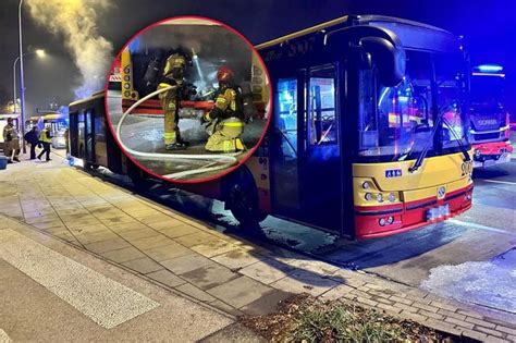Autobus linii 213 płonący na ulicach Warszawy