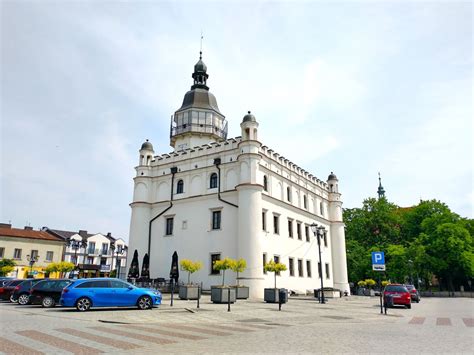 Zestawienie architektoniczne: Zamek w Szydłowcu oraz Ratusz na Rynku Wielkim