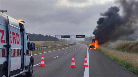 Płonący samochód dostawczy na drodze ekspresowej S6