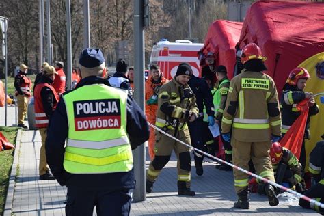 Strażacy i policja na miejscu pożaru pojazdu