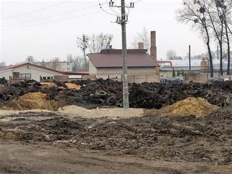 Widok z góry na palące się składowisko opon w Raciniewie z kłębami dymu