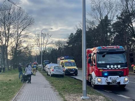 Zdjęcie płonącego autobusu MZK na alei Jana Pawła II w Żarach z widocznymi strażakami