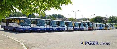 Zdjęcie trzech spalonych wraków autobusów na parkingu PKS SA