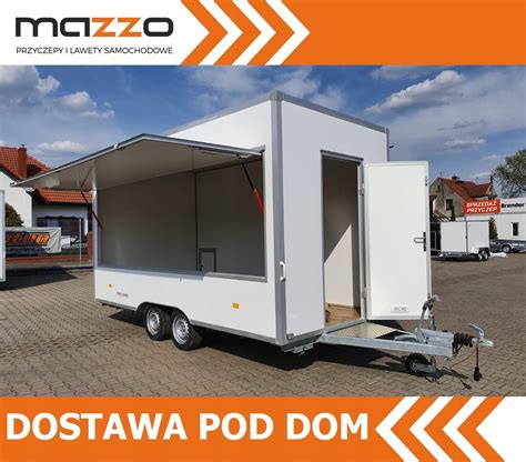 Spalona przyczepa gastronomiczna po pożarze