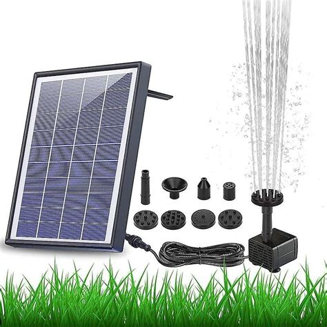 Zdjęcie fontanny solarnej z różnymi dyszami i efektami strumienia wody