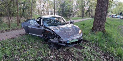 Zniszczone samochody po wypadku na ul. Murckowskiej w Katowicach
