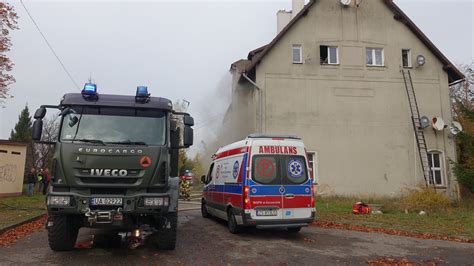 Zdjęcie ilustrujące zniszczenia po pożarze w budynku mieszkalnym w Neukölln