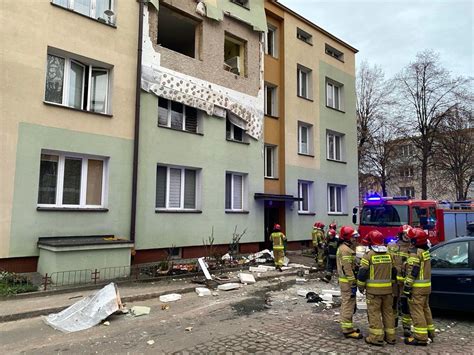 Zrujnowane mieszkanie po wybuchu gazu w Warszawie oraz uszkodzone samochody na parkingu