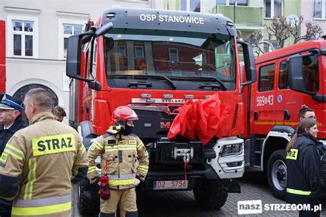 Zdjęcie parady wozów strażackich na I Powiatowym Zlocie Strażackim