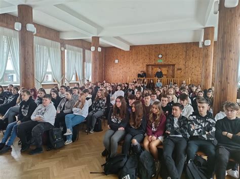 Uczniowie w szkolnej auli podczas prezentacji Ochotniczej Straży Pożarnej, z młodzieżą zainteresowaną ofertą MDP
