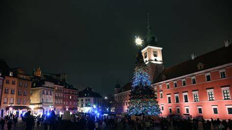 Pożar choinki na Placu Zamkowym w Warszawie