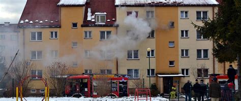 Strażacy gaszący pożar w budynku mieszkalnym