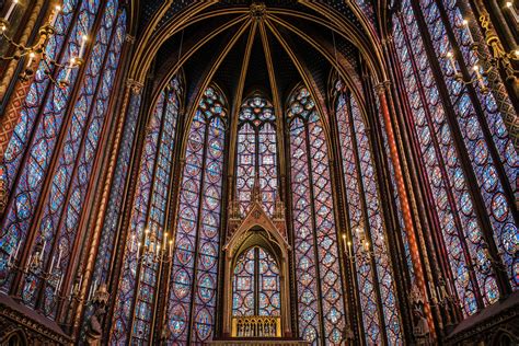 Wnętrze Katedry Radomskiej, ukazujące sklepienia krzyżowe i witraże.