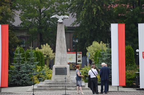 fotografia pomnika z Orłem Piastowskim