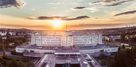 Widok na budynek Instytutu Centrum Zdrowia Matki Polki