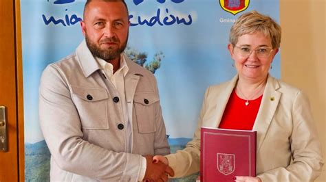 zdjęcie z ceremonii podpisania umowy na odbudowę remizy OSP Przyłęk z udziałem burmistrz Marty Ptasińskiej