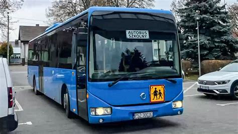Autobus szkolny po pożarze, widoczne uszkodzenia i dym