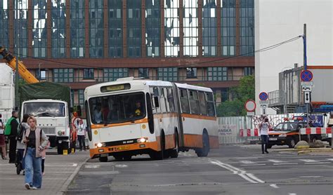 Autobus miejski po pożarze, widoczne zniszczenia tylnej części pojazdu