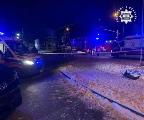 zdjęcie miejsca wypadku w Wodzisławiu Śląskim - Zawadzie z udziałem radiowozów i karetek