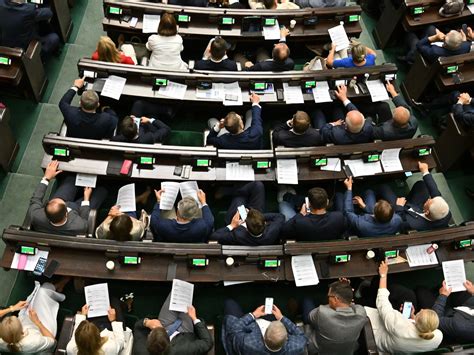 Posłowie debatujący w Sejmie nad projektem ustawy