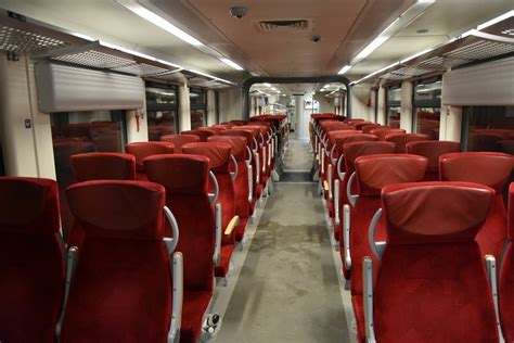 Zniszczone wnętrze wagonu pociągu po katastrofie
