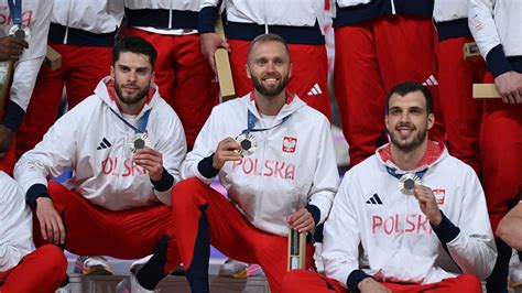 Zdjęcie przedstawiające moment wręczania medali na mecie
