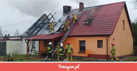 Zdjęcie płonącej obory lub zgliszczy po pożarze