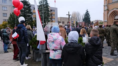 Zdjęcie z przemarszu ulicami wsi podczas obchodów Dnia Flagi w Ciechocinie