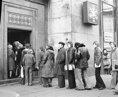 Przykładowe zdjęcie z archiwum Grażyny Rutowskiej - np. scena uliczna z lat 70.