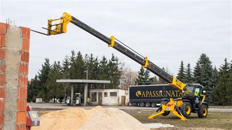 Zdjęcie ładowarki teleskopowej Bobcat T40.180SLP w barwach straży pożarnej